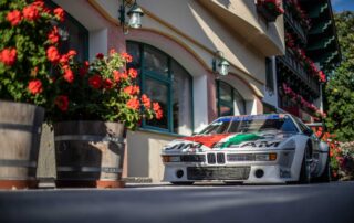 BMW M1 PROCAR vor Hotel in den Alpen. Foto: Christian Stein
