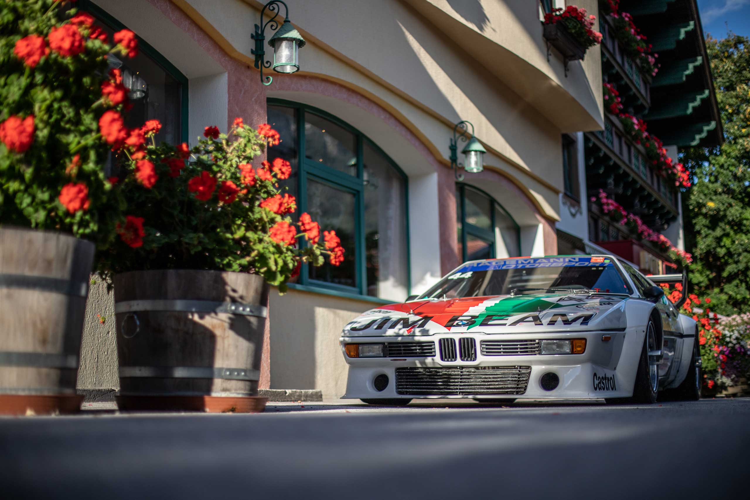BMW M1 PROCAR vor Hotel in den Alpen. Foto: Christian Stein